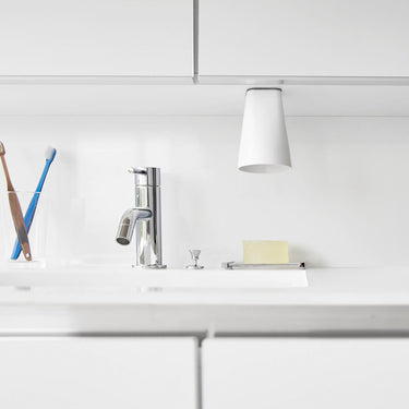 필름 부착형 세면대 선반밑 활용 마그넷 양치컵 타워